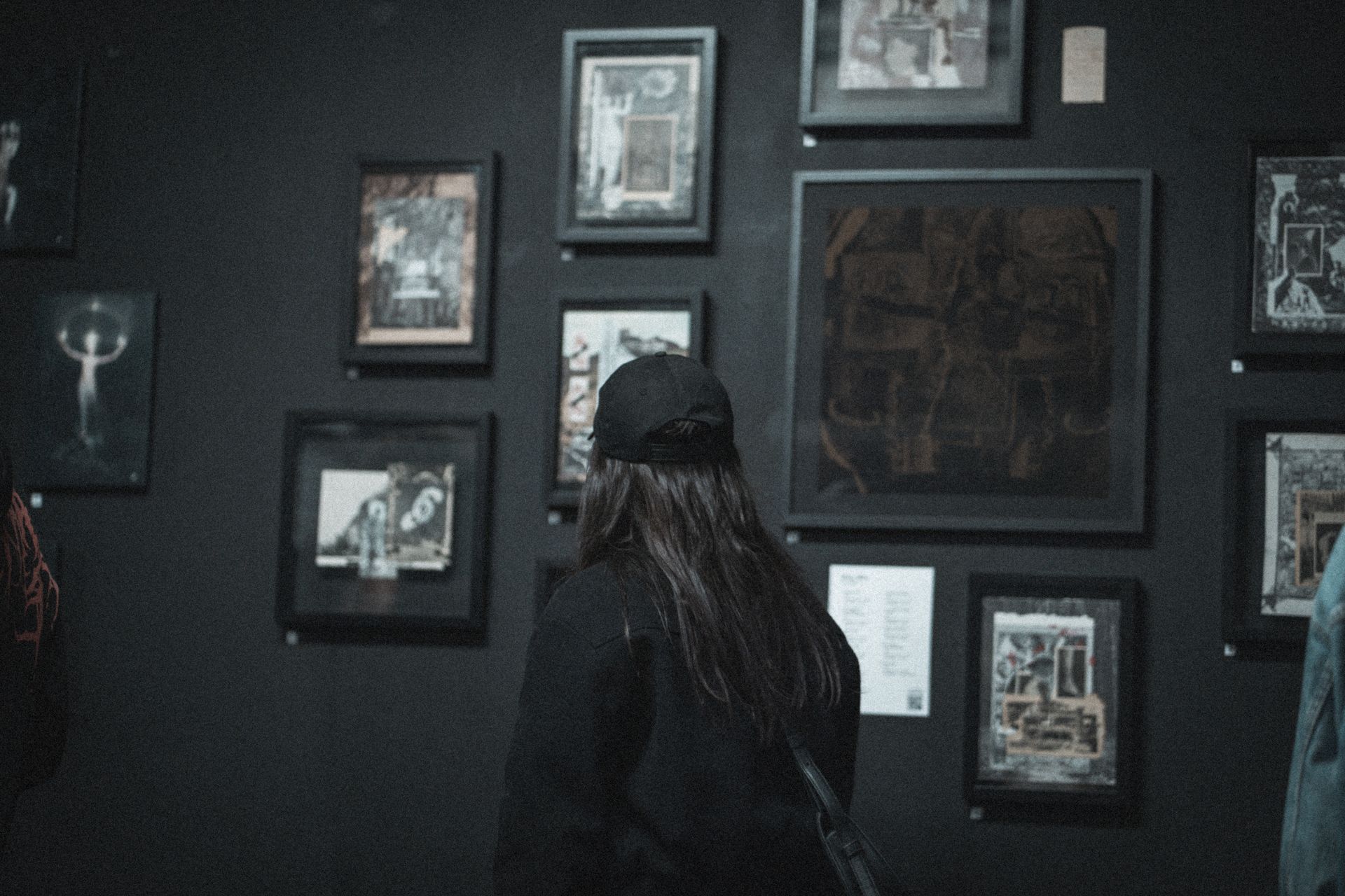 Visiteuse devant les œuvres de Soeur Alice