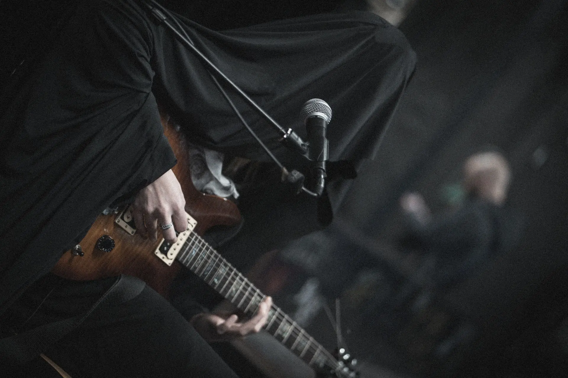 La Musicienne Sunwell jouant de la guitare