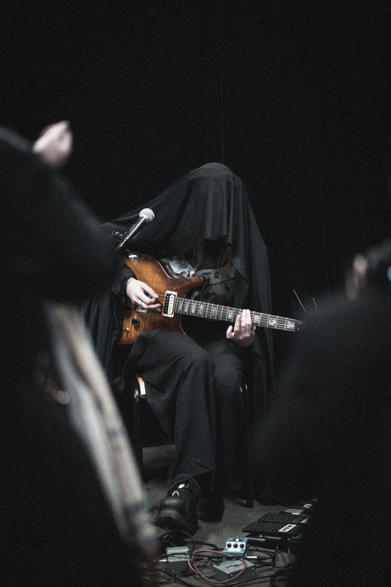 La Musicienne Sunwell jouant de la guitare