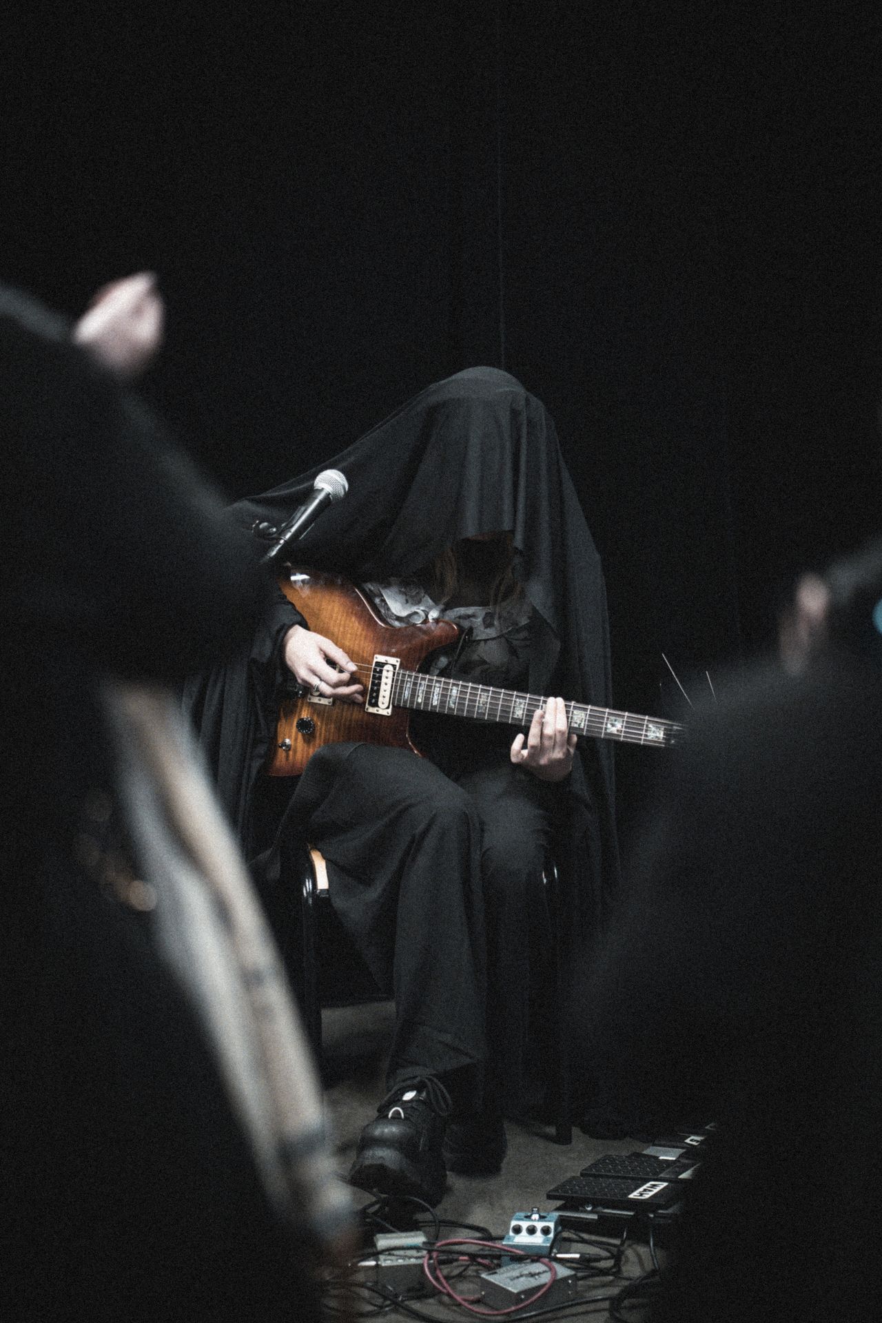 Femme muscienne du nom de Sunwell jouant de la guitare